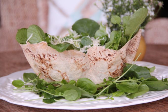 salada-verde-na-cesta-de-pao-de-folha-4